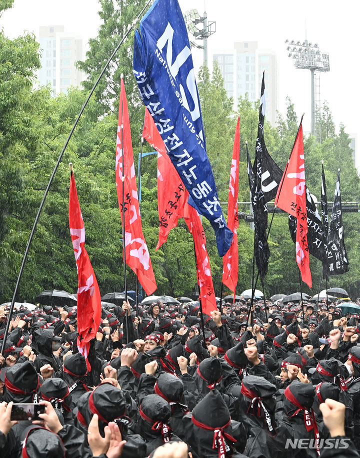 [화성=뉴시스] 김종택 기자 = 삼성전자 최대 노조인 전국삼성전자노동조합(전삼노)이 총파업에 돌입한 8일 경기도 화성시 삼성전자 화성사업장 정문 앞에서 총파업 결의대회가 진행되고 있다. 2024.07.08. jtk@newsis.com