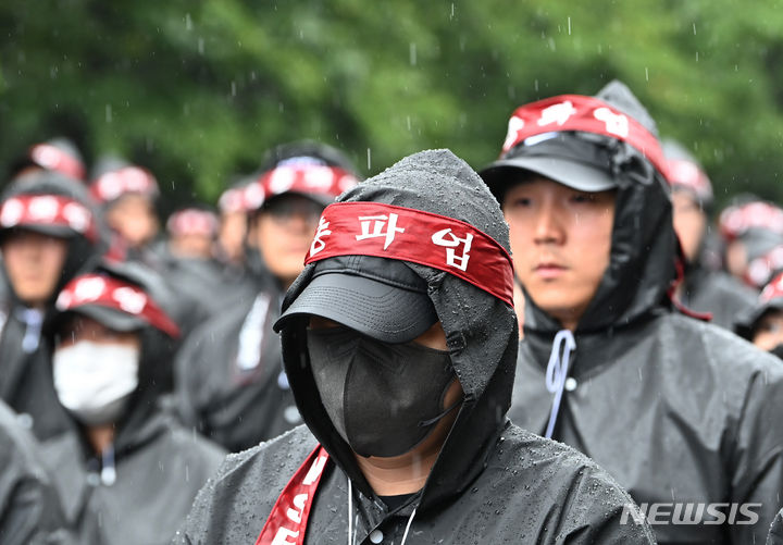 [화성=뉴시스] 김종택 기자 = 삼성전자 최대 노조인 전국삼성전자노동조합(전삼노)이 총파업에 돌입한 8일 경기도 화성시 삼성전자 화성사업장 정문 앞에서 총파업 결의대회가 진행되고 있다. 2024.07.08. jtk@newsis.com