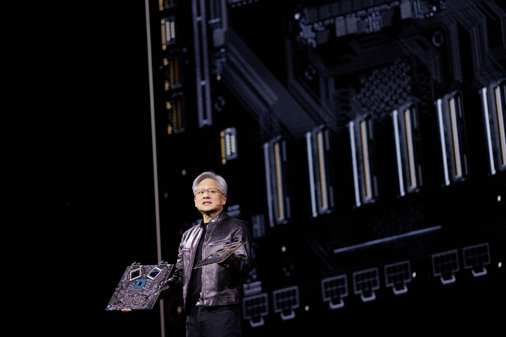 [서울=뉴시스]엔비디아 젠슨 황 CEO가 지난 3월 열린 GTC2024에서 신형 AI 슈퍼칩 'GB200 그레이스 블랙웰 슈퍼칩'을 소개하고 있다. (사진=엔비디아 제공) photo@newsis.com *재판매 및 DB 금지
