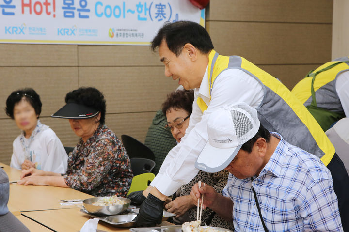 정은보 한국거래소 이사장이 9일 부산 남구 용호종합사회복지관에서 초복맞이 부산지역 취약계층 배식봉사를 하고 있다. 2024.7.9. (사진=한국거래소 제공) photo@newsis.com *재판매 및 DB 금지