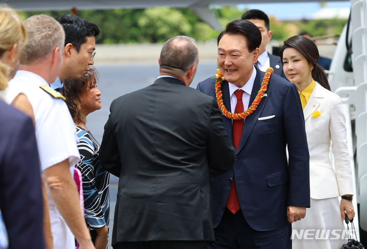 [호놀룰루(하와이)=뉴시스] 최진석 기자 = 윤석열 대통령이 8일(현지시각) 북대서양조약기구(NATO·나토) 75주년 정상회의 참석에 앞서 인도·태평양사령부 방문을 위해 미국 히캄 공군기지에 도착해 환영나온 조시 그린 하와이 주지사 내외로부터 전통 화환을 받은 후 인사를 나누고 있다. 2024.07.09. myjs@newsis.com