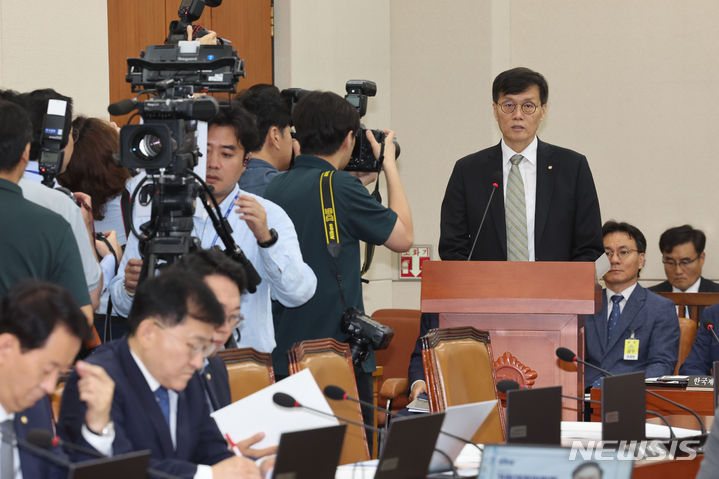 [서울=뉴시스] 권창회 기자 = 이창용 한국은행 총재가 9일 오전 서울 여의도 국회에서 열린 기획재정위원회 전체회의에서 업무보고를 하고 있다. 2024.07.09. kch0523@newsis.com