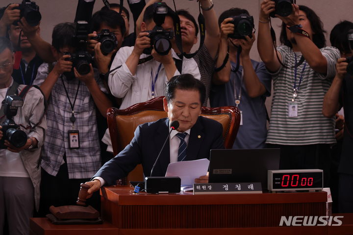 [서울=뉴시스] 고승민 기자 = 정청래 국회 법제사법위원장이 9일 서울 여의도 국회에서 열린 제1차 법제사법위원회 전체회의에서 의사봉을 두드리고 있다. 2024.07.09. kkssmm99@newsis.com