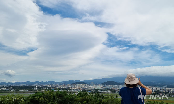 충북 구름 많고 늦더위 지속…낮 최고 31~33도