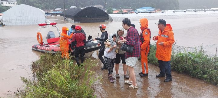 [대전=뉴시스]대전 서구 용촌동 마을전체가 침수돼 119구조대가 고무보트를 이용해 고립된 주민들을 구조하고 있다. 2024. 07. 10 *재판매 및 DB 금지