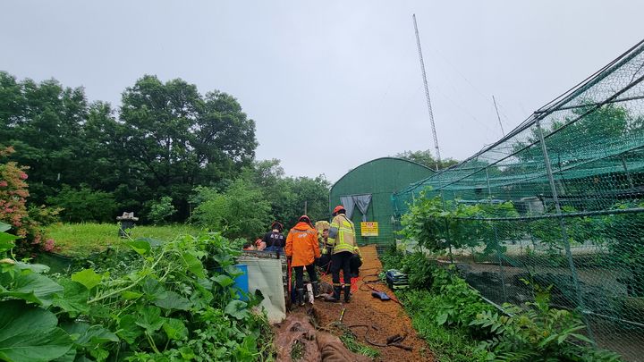 [대구=뉴시스] 10일 오전 8시께 대구 북구 무태조야동의 한 주거지 옆 배수로에 60대 남성이 잠겨 숨졌다. (사진=대구소방안전본부 제공) 2024.07.10. photo@newsis.com *재판매 및 DB 금지