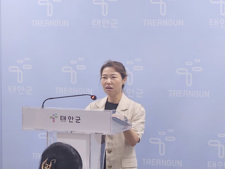 [태안=뉴시스] 김덕진 기자=10일 태안군청 브리핑룸에서 박지연 가족정책과장이 가족정책과 정례 브리핑을 하고 있다. 2024.07.10. spark@newsis.com *재판매 및 DB 금지