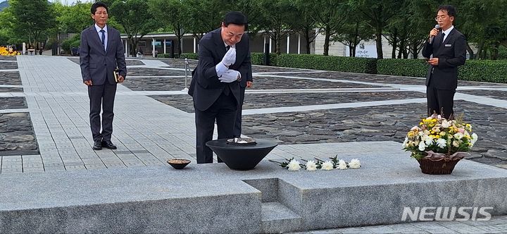 [김해=뉴시스]김상우기자= 김두관 더불어민주당 8·18 전당대회 당대표 후보가 10일 경남 김해 봉하마을 노무현 전 대통령 묘역을 참배하고 있다. 2024.07.10 woo@newsis.com