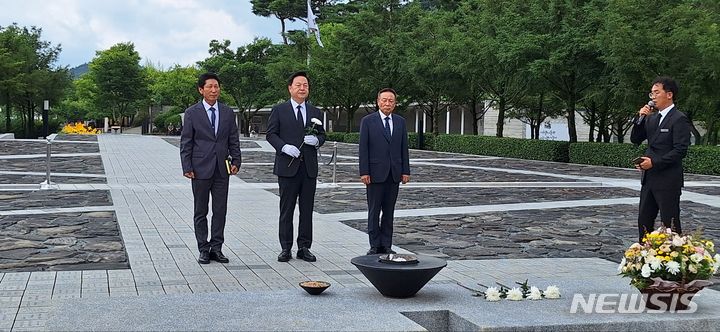 [김해=뉴시스]김상우기자= 김두관 더불어민주당 8·18 전당대회 당대표 후보가 10일 경남 김해 봉하마을 노무현 전 대통령 묘역을 참배하고 있다. 2024.07.10 woo@newsis.com