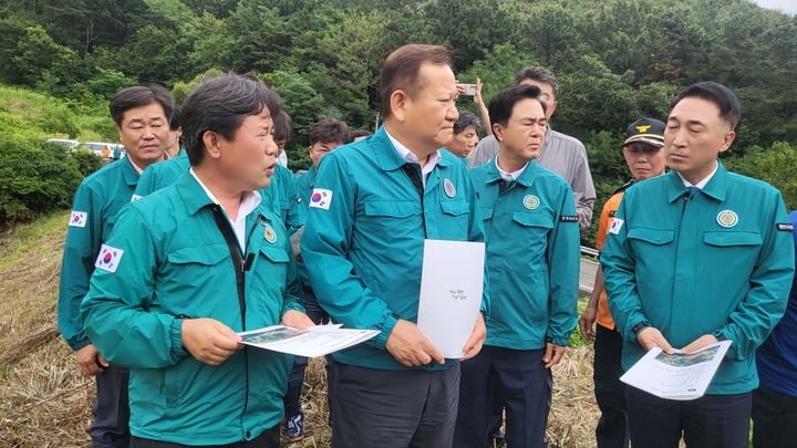 [부여=뉴시스] 조명휘 기자 = 박정현(왼쪽) 충남 부여군수가 10일 구교리 수해현장을 찾은 이상민 행정안전부 장관과 김태흠 충남지사에게 피해상황을 설명하고 있다. (사진= 부여군 제공) 2024.07.10. photo@newsis.com *재판매 및 DB 금지