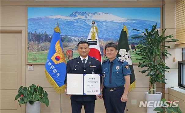 [제주=뉴시스] 제주동부경찰서 수사3팀 (왼쪽)양윤석 경감이 10일 청사에서 특별 승진 임용식을 갖고 박현규 서장과 함께 기념 사진을 찍고 있다. (사진=제주동부경찰서 제공) 2024.07.10. photo@newsis.com