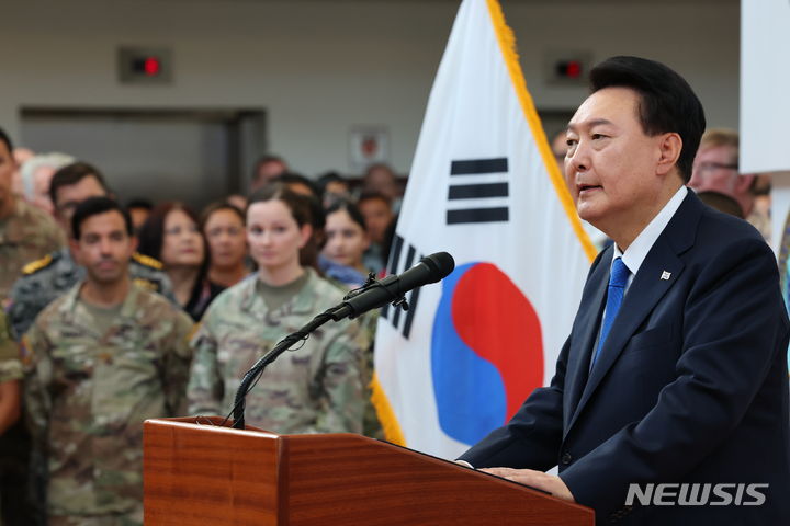 [호놀룰루(하와이)=뉴시스] 최진석 기자 = 윤석열 대통령이 9일(현지시각) 미국 인도·태평양사령부에서 열린 미 장병 격려행사에서 격려사를 하고 있다. 2024.07.10. myjs@newsis.com