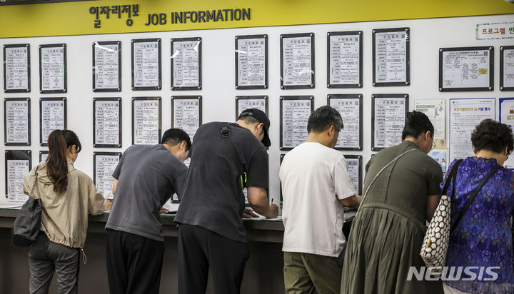 [서울=뉴시스] 정병혁 기자 = 10일 서울 마포구 서부고용복지플러스센터를 찾은 구직자들이 상담을 위해 서류를 작성하고 있다. '2024년 6월 고용동향'에 따르면 지난달 취업자 수는 2890만 7000명으로 전년 동월 대비 9만 6000명 증가했다. 취업자 수는 40개월 연속 증가세를 이어갔지만 청년 취업자는 20개월 연속 감소했다. 실업자는 8개월 연속 늘었고, 비경제활동인구는 40개월 만에 증가로 전환했다. 4월 20만명대를 기록한 증가폭이 5월 8만명을 기록한 후 두 달 연속 10만명대로 올라서지 못했다.2024.07.10. jhope@newsis.com