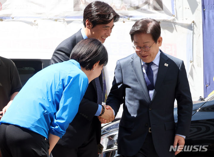 [서울=뉴시스] 조성봉 기자= 이재명 더불어민주당 전 대표가 10일 오전 서울 여의도 중앙당사 입구에서 대표 출마선언을 하기 전 한준호, 전현희(왼쪽) 의원과 인사하고 있다. 2024.07.10. suncho21@newsis.com