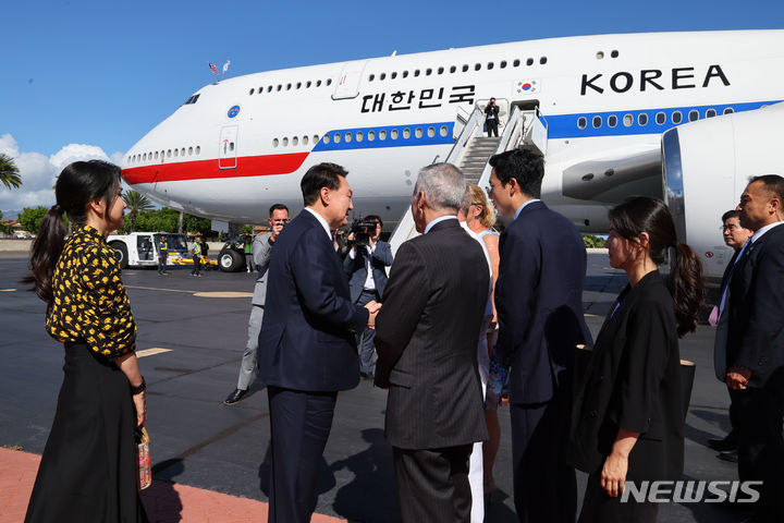 [호놀룰루=뉴시스] 최진석 기자 = 미국 인도·태평양사령부 방문을 마친 윤석열 대통령과 부인 김건희 여사가 9일(현지시각) 미국 하와이 히캄 공군기지에서 북대서양조약기구(NATO·나토) 75주년 정상회의 참석을 위해 워싱턴 D.C로 향하는 공군 1호기에 탑승하기 앞서 환송 인사들과 인사하고 있다. 2024.07.10. myjs@newsis.com