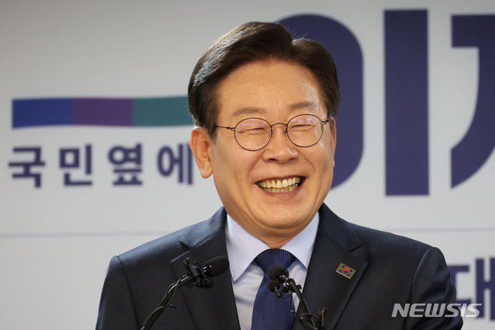 [서울=뉴시스] 조성우 기자 = 이재명 더불어민주당 전 대표가 10일 오전 서울 여의도 중앙당사에서 8·18 전당대회 당 대표 출마 선언을 마친 뒤 질의응답 중 미소짓고 있다. 2024.07.10. xconfind@newsis.com