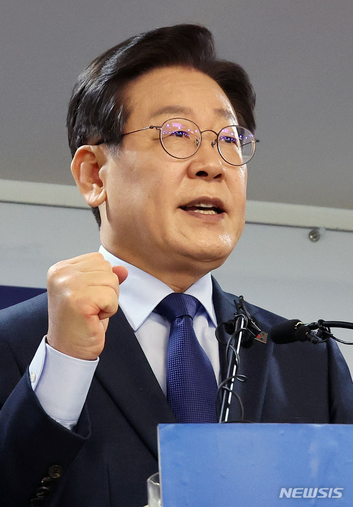 [서울=뉴시스] 조성우 기자 = 이재명 더불어민주당 전 대표가 10일 오전 서울 여의도 중앙당사에서 8·18 전당대회 당 대표 출마 선언을 하고 있다. 2024.07.10. xconfind@newsis.com