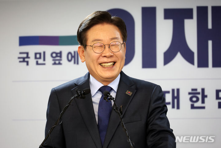 [서울=뉴시스] 조성우 기자 = 이재명 더불어민주당 전 대표가 10일 오전 서울 여의도 중앙당사에서 열린 8·18 전당대회 당 대표 출마 선언 기자회견에서 질의 응답 중 미소짓고 있다. 2024.07.10. xconfind@newsis.com