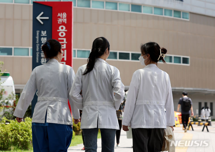 [서울=뉴시스] 김진아 기자 = 서울시내의 한 대학병원에서 의료진이 이동하고 있다. 2024.07.10. bluesoda@newsis.com