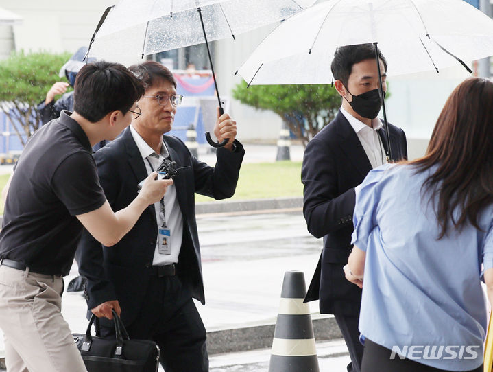 [서울=뉴시스] 김진아 기자 = 경찰 관계자들이 10일 오후 '시청역 역주행 사고' 피의자 차모(68)씨 2차 조사하기 위해 서울 종로구 서울대병원으로 향하고 있다. 2024.07.10. bluesoda@newsis.com