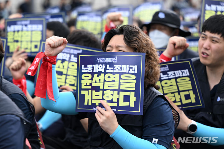 [광주=뉴시스] 김혜인 기자 = 전국금속노동조합 광주·전남지부가 지난 7월10일 오후 광주 광산구 오선동 진곡산단 한 자동차 부품 제조 공장 앞에서 '노조법 개정·타임오프 폐기' 촉구 총파업대회를 열고 정부를 규탄하고 있다. 2024.07.10. hyein0342@newsis.com