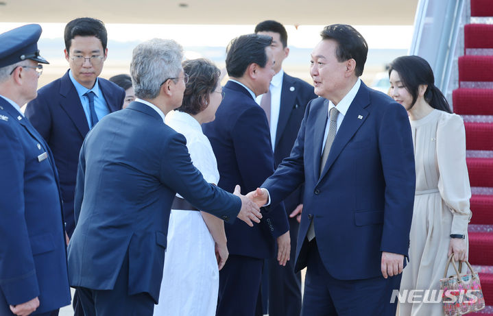 [워싱턴=뉴시스] 최진석 기자 = 북대서양조약기구(NATO·나토) 75주년 정상회의 참석차 미국을 방문한 윤석열 대통령이 10일(현지시각) 미국 워싱턴DC 인근 앤드루스 공군기지에 도착해 환영나온 인사들과 인사하고 있다. 2024.07.10. myjs@newsis.com