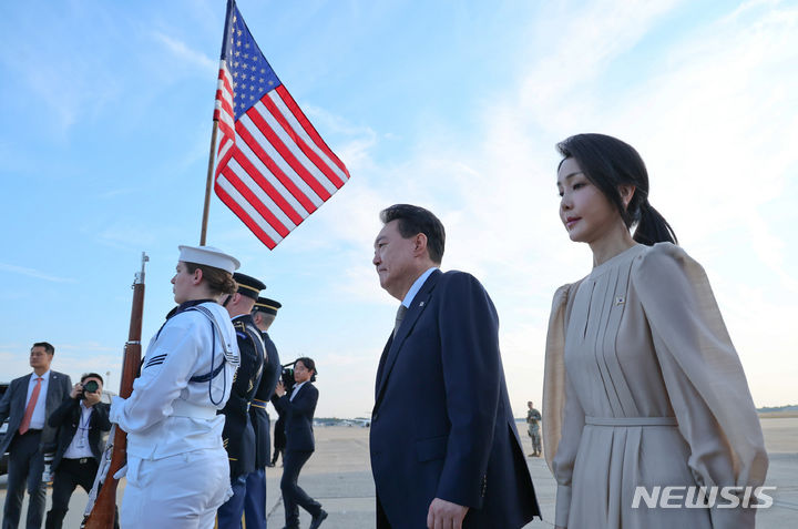 [워싱턴=뉴시스] 최진석 기자 = 북대서양조약기구(NATO·나토) 75주년 정상회의 참석차 미국을 방문한 윤석열 대통령과 부인 김건희 여사가 10일(현지시각) 미국 워싱턴DC 인근 앤드루스 공군기지에 도착해 차량으로 이동하고 있다. 2024.07.10. myjs@newsis.com