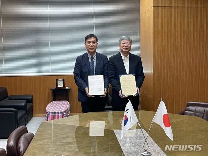 [서울=뉴시스] 10일 일본 도쿄연구소에서 연구교류 약정서에 서명 후 기념촬영하는 윤순호 국가유산청 무형유산국장(왼쪽)과 사이토 다카마사 도쿄문화재연구소장 (사진=국가유산청 제공) 2024.07.11. photo@newsis.com