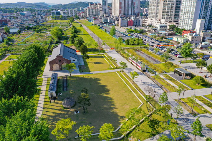 [진주=뉴시스]지난 2023년 6월 준공한 철도문화공원 전경.(사진=진주시 제공).2024.11.27.photo@newsis.com *재판매 및 DB 금지