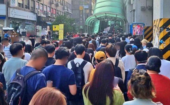 [서울=뉴시스] 11일 여러 온라인 커뮤니티에는 '서울 성수역 퇴근 시간 근황' '요즘 퇴근 시간대 성수역 지하철 줄 길다' 등의 글이 올라왔다. (사진=온라인 커뮤니티 갈무리) *재판매 및 DB 금지