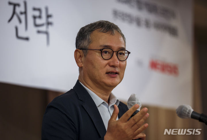 [서울=뉴시스] 정병혁 기자 = 양희동 이화여자대학교 경영학과 교수가 11일 오전 서울 중구 롯데호텔 서울 사파이어볼룸에서 'AI 클라우드 혁신 전략'을 주제로 열린 '제2회 뉴시스 IT 포럼'에서 '생성형 AI 인프라 생태계 현주소와 미래'에 대한 초청강연을 하고 있다. 2024.07.11. jhope@newsis.com