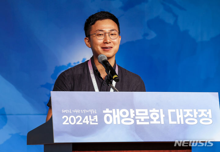 [서울=뉴시스] 정병혁 기자 = 장세현 전남대학교 교수가 11일 서울 용산구 백범김구기념관 컨벤션홀에서 열린 2024년 해양문화재장정 발대식에서 특강을 하고 있다. 해양수산부가 주최하고 한국해양재단이 주관해 11일부터 18일까지 7박8일의 일정으로 진행되는 올해 해양문화 대장정은 희망팀(동해)과 도약팀(서해)으로 나눠 독도(최동단), 백령도(최북단) 등 우리나라 끝단 도서와 주요 해양 영토를 탐방하며 다양한 해양 문화와 역사를 체험한다. 2024.07.11. jhope@newsis.com