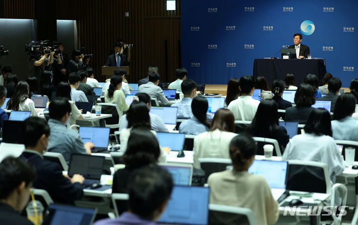 [서울=뉴시스] 홍효식 기자 = 이창용 한국은행 총재가 11일 서울 중구 한국은행에서 열린 통화정책방향 기자간담회에서 발언하고 있다. 2024.07.11. yesphoto@newsis.com