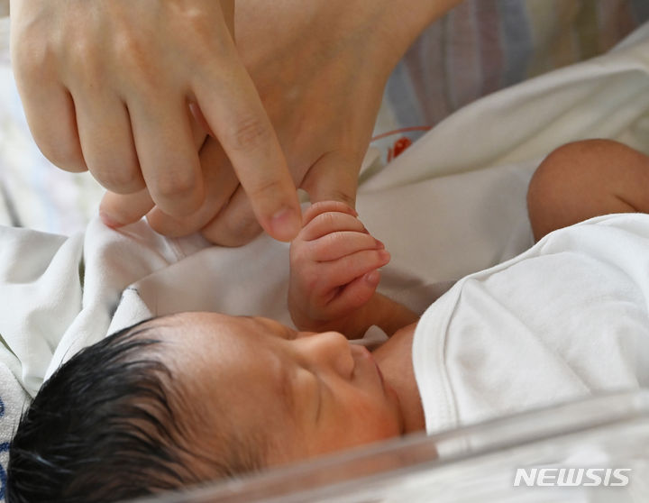 [수원=뉴시스] 김종택 기자 = 세계 인구의 날인 11일 경기도 수원시 쉬즈메디 병원에서 한 산모가 아기를 돌보고 있다.  세계 인구의 날은 전 세계 인구가 50억 명이 넘은 것을 기념하고 인구문제 관심을 높이기 위해 1989년 UN개발계획(UNDP)이 제정한 기념일이다. 2024.07.11. jtk@newsis.com