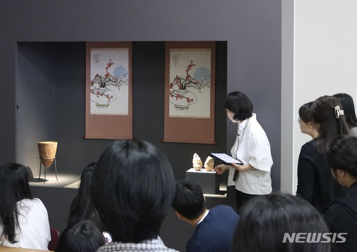 [서울=뉴시스] 전시 조명 연출 실습 모습 (사진=국립중앙박물관 제공) 2024.07.12. photo@newsis.com 