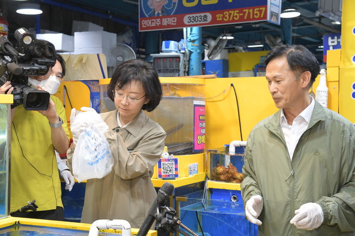 [서울=뉴시스] 오유경 식약처장(왼쪽)과 해양수산부 송명달 차관이 12일 마포농수산물시장을 방문해 현장 점검에 나섰다. (사진=식약처 제공) 2024.07.12. photo@newsis.com *재판매 및 DB 금지