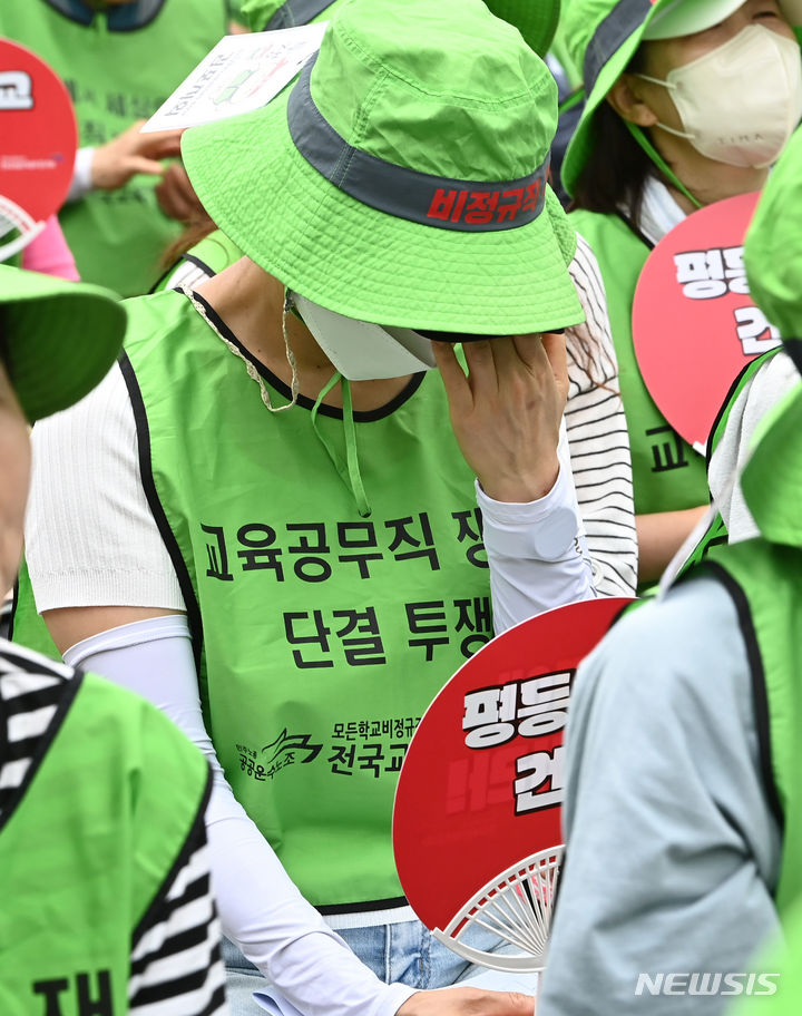 [수원=뉴시스] 김종택 기자 = 민주노총 공공운수노조 전국교육공무직본부 경기지부가 총파업에 돌입한 12일 경기도 수원시 영통구 경기도청 앞에서 단협 쟁취 총파업 결의대회가 진행되고 있다. 2024.07.12. jtk@newsis.com