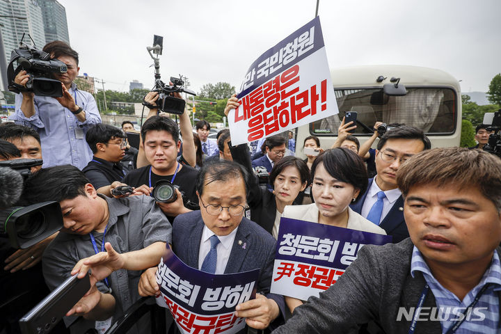 [서울=뉴시스] 정병혁 기자 = 김승원 더불어민주당 국회 법제사법위원회 간사을 비롯한 야당 법사위원들이 대통령 탄핵발의청원 증인 출석요구서 대리 수령 약속 번복 관련 야당 법사위원 대통령실 항의 방문을 위해 12일 서울 용산구 대통령실 앞에서 이동하던 도중 경찰에 가로막혀 항의하고 있다. 2024.07.12. jhope@newsis.com