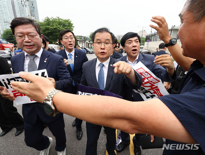 [서울=뉴시스] 정병혁 기자 = 김승원 더불어민주당 국회 법제사법위원회 간사을 비롯한 야당 법사위원들이 대통령 탄핵발의청원 증인 출석요구서 대리 수령 약속 번복 관련 야당 법사위원 대통령실 항의 방문을 위해 12일 서울 용산구 대통령실 앞에서 이동하던 도중 경찰과 실랑이를 벌이고 있다.(공동취재) 2024.07.12. photo@newsis.com