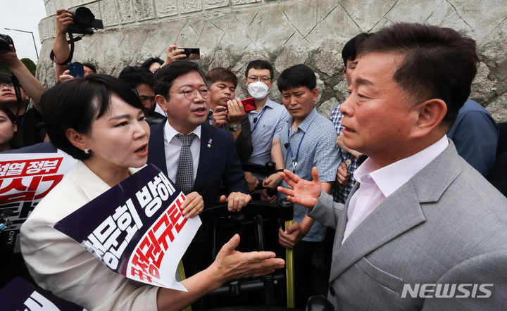 [서울=뉴시스] 정병혁 기자 = 김승원 더불어민주당 국회 법제사법위원회 간사을 비롯한 야당 법사위원들이 대통령 탄핵발의청원 증인 출석요구서 대리 수령 약속 번복 관련 야당 법사위원 대통령실 항의 방문을 위해 12일 서울 용산구 대통령실 앞에서 이동하던 도중 경찰에 가로막혀 대통령실 관계자에게 항의하고 있다.(공동취재) 2024.07.12. photo@newsis.com