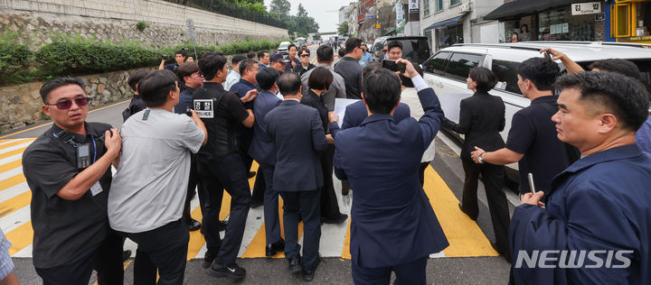 [서울=뉴시스] 정병혁 기자 = 김승원 더불어민주당 국회 법제사법위원회 간사을 비롯한 야당 법사위원들이 대통령 탄핵발의청원 증인 출석요구서 대리 수령 약속 번복 관련 야당 법사위원 대통령실 항의 방문을 위해 12일 서울 용산구 대통령실 앞에서 이동하던 도중 경찰과 실랑이를 벌이고 있다.(공동취재) 2024.07.12. photo@newsis.com