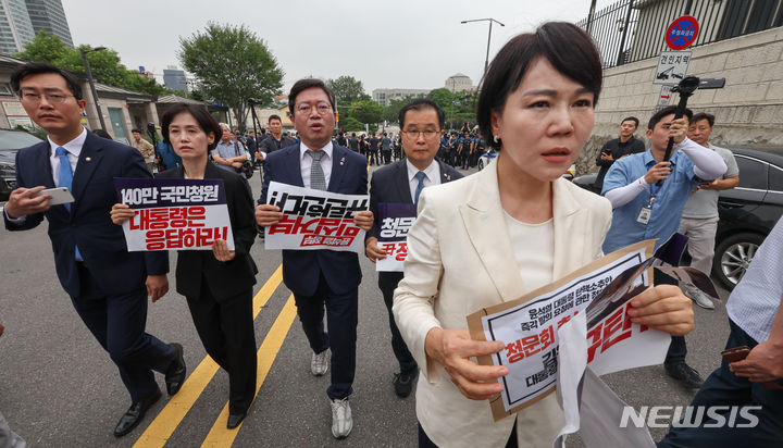 [서울=뉴시스] 정병혁 기자 = 김승원 더불어민주당 국회 법제사법위원회 간사을 비롯한 야당 법사위원들이 대통령 탄핵발의청원 증인 출석요구서 대리 수령 약속 번복 관련 야당 법사위원 대통령실 항의 방문을 위해 12일 서울 용산구 대통령실 앞에서 이동하고 있다.(공동취재) 2024.07.12. photo@newsis.com