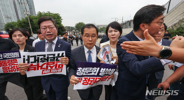 [서울=뉴시스] 정병혁 기자 = 김승원 더불어민주당 국회 법제사법위원회 간사을 비롯한 야당 법사위원들이 대통령 탄핵발의청원 증인 출석요구서 대리 수령 약속 번복 관련 야당 법사위원 대통령실 항의 방문을 위해 12일 서울 용산구 대통령실 앞에서 이동하고 있다.(공동취재) 2024.07.12. photo@newsis.com