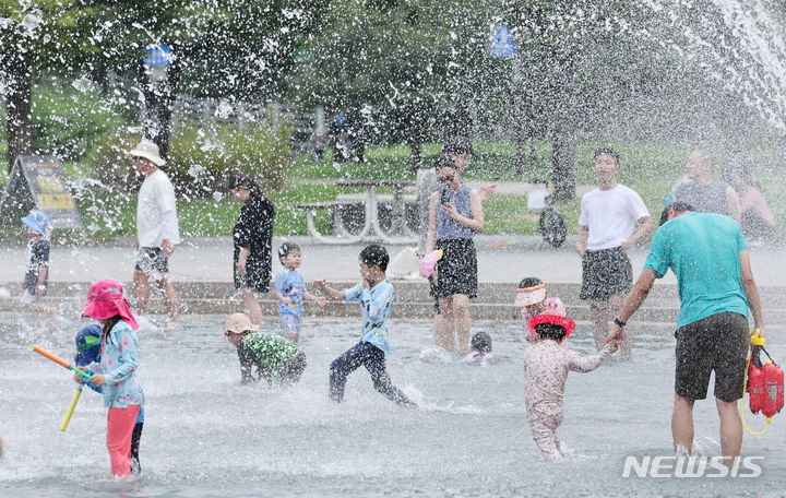 충남권 가끔 비 내리며 최고체감온도 33도 이상…밤에는 '열대야'