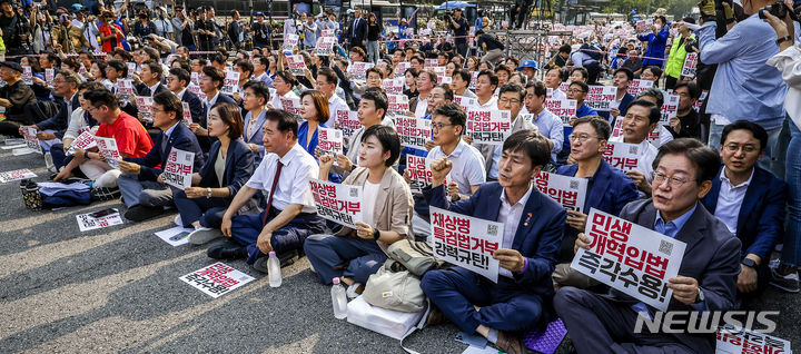 [서울=뉴시스] 정병혁 기자 = 이재명 전 더불어민주당 대표을 비롯한 야6당 대표와 참석자들이 13일 서울 종로구 광화문광장 인근에서 열린 채상병 특검법 거부 강력 규탄, 민생개혁이법 즉각 수용 거부권거부 범국민대회에서 피켓을 들고 구호를 외치고 있다. 2024.07.13. jhope@newsis.com