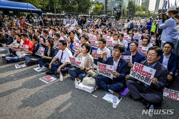 [서울=뉴시스] 정병혁 기자 = 이재명 전 더불어민주당 대표을 비롯한 야6당 대표와 참석자들이 13일 서울 종로구 광화문광장 인근에서 열린 채상병 특검법 거부 강력 규탄, 민생개혁입법 즉각 수용 거부권거부 범국민대회에서 피켓을 들고 구호를 외치고 있다. 2024.07.13. jhope@newsis.com