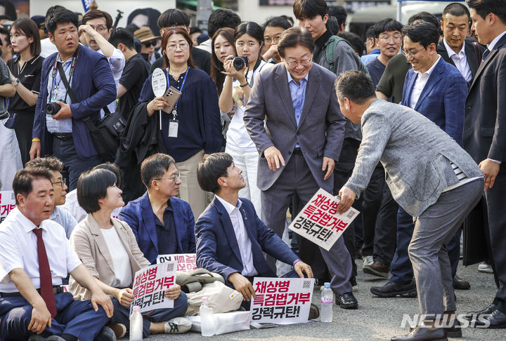 [서울=뉴시스] 정병혁 기자 = 이재명 전 더불어민주당 대표가 13일 서울 종로구 광화문광장 인근에서 열린 채상병 특검법 거부 강력 규탄, 민생개혁입법 즉각 수용 거부권거부 범국민대회에 참석하고 있다. 2024.07.13. jhope@newsis.com