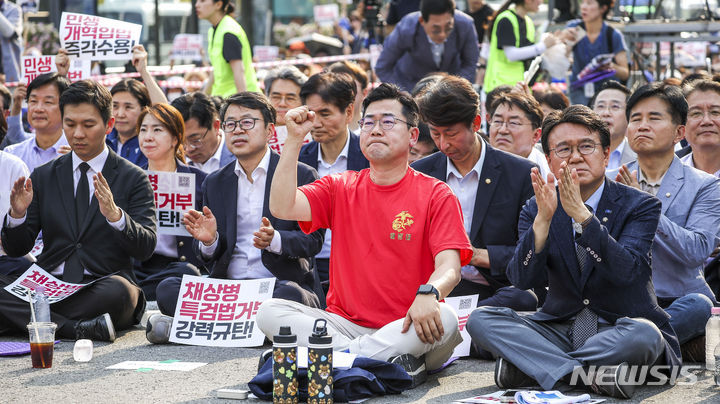 [서울=뉴시스] 정병혁 기자 = 박찬대 더불어민주당 대표 직무대행 겸 원내대표와 참석자들이 13일 서울 종로구 광화문광장 인근에서 열린 채상병 특검법 거부 강력 규탄, 민생개혁입법 즉각 수용 거부권거부 범국민대회에서 구호를 외치고 있다. 2024.07.13. jhope@newsis.com