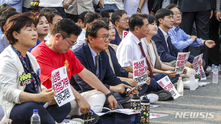 [서울=뉴시스] 정병혁 기자 = 이재명 전 더불어민주당 대표을 비롯한 야6당 대표와 참석자들이 13일 서울 종로구 광화문광장 인근에서 열린 채상병 특검법 거부 강력 규탄, 민생개혁입법 즉각 수용 거부권거부 범국민대회에서 피켓을 들고 있다. 2024.07.13. jhope@newsis.com