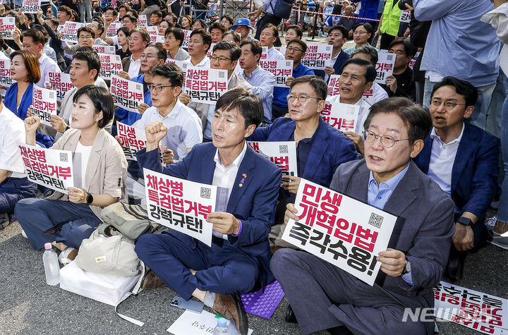 [서울=뉴시스] 정병혁 기자 = 이재명 전 더불어민주당 대표을 비롯한 야6당 대표와 참석자들이 13일 서울 종로구 광화문광장 인근에서 열린 채상병 특검법 거부 강력 규탄, 민생개혁입법 즉각 수용 거부권거부 범국민대회에서 구호를 외치고 있다. 2024.07.13. jhope@newsis.com